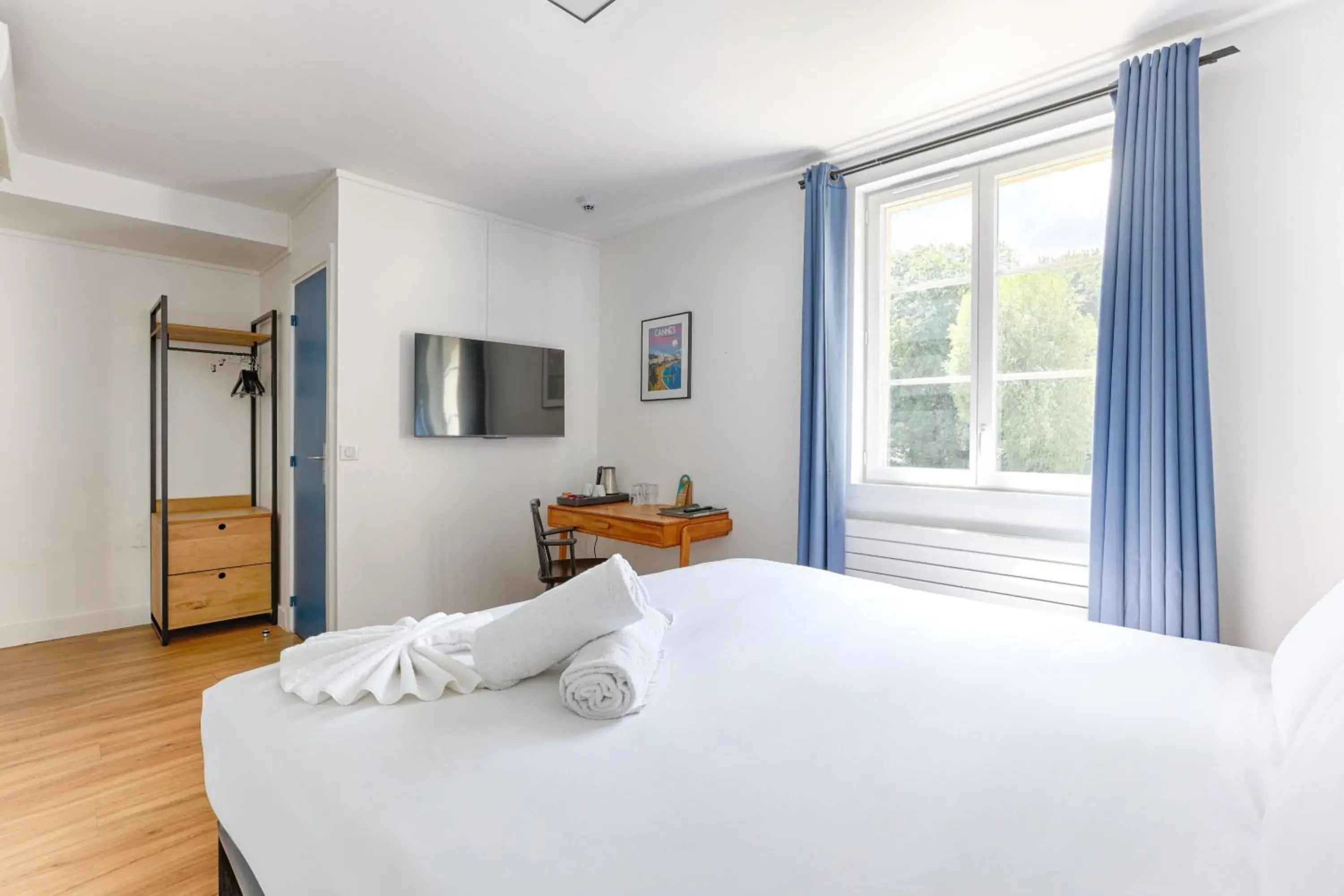 Triple Room with Shower - single occupancy in La Coudraie - Proche de Disneyland